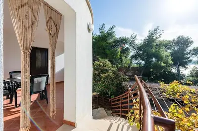 Balkon ili terasa u objektu Modern apartment in Zavala, 50 m² with free parking.