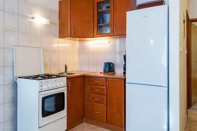Kuhinja ili čajna kuhinja u objektu Modern apartment in Zavala, 50 m² with free parking.