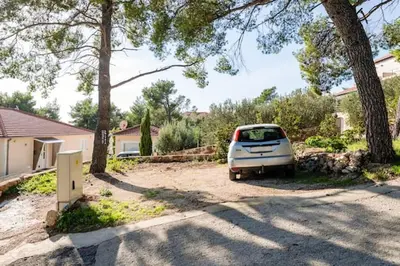 Vrt u objektu Modern apartment in Zavala, 50 m² with free parking.