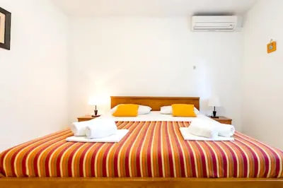 Krevet ili kreveti u jedinici u objektu Modern apartment in Zavala, 50 m² with free parking.