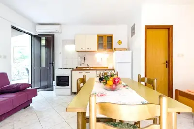Kuhinja ili čajna kuhinja u objektu Charming Studio in Zavala - 25 m² - Parking Included
