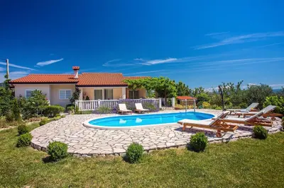 Bazen u objektu VILLA ANA - 3 bedroom villa with private pool and unspoiled natural environment ili u blizini