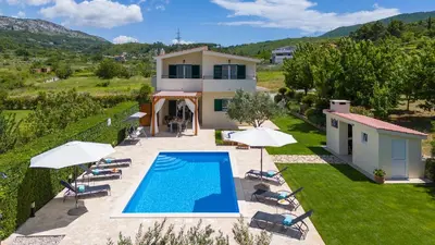 Pogled na planine ili pogled na planine iz vila