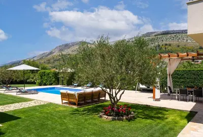 Pogled na planine ili pogled na planine iz vila