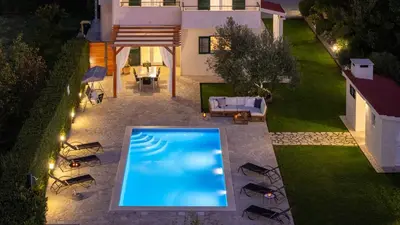 Bazen u objektu VILLA ROKO with 4 bedrooms, 32sqm heated pool ili u blizini
