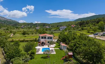Pogled na planine ili pogled na planine iz vila