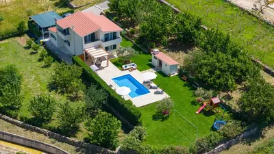Bazen u objektu VILLA ROKO with 4 bedrooms, 32sqm heated pool ili u blizini