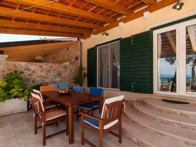 Balkon ili terasa u objektu Deluxe Villa Sirena on the beach with Pool