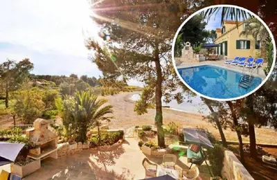 Bazen u objektu Deluxe Villa Sirena on the beach with Pool ili u blizini