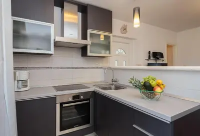 Kuhinja ili čajna kuhinja u objektu House Andre
