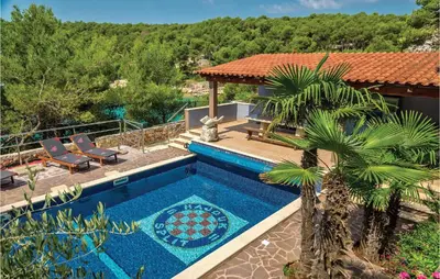 Bazen u objektu Stunning Home In Milna With Sauna ili u blizini