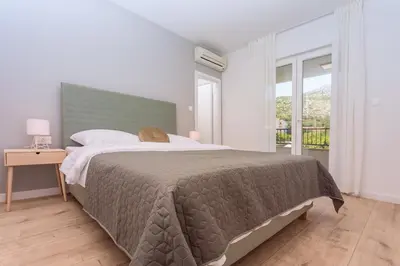 Krevet ili kreveti u jedinici u objektu VILLA ALMIC with heated pool, 5 bedrooms, Gaming room, a multi-use playground court