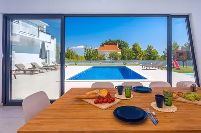 Bazen u objektu VILLA ALMIC with heated pool, 5 bedrooms, Gaming room, a multi-use playground court ili u blizini