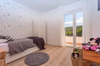 Krevet ili kreveti u jedinici u objektu VILLA ALMIC with heated pool, 5 bedrooms, Gaming room, a multi-use playground court