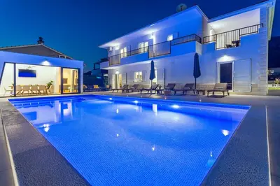 Bazen u objektu VILLA ALMIC with heated pool, 5 bedrooms, Gaming room, a multi-use playground court ili u blizini