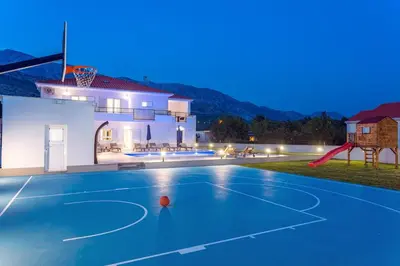 Bazen u objektu VILLA ALMIC with heated pool, 5 bedrooms, Gaming room, a multi-use playground court ili u blizini