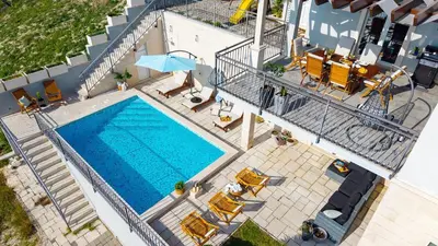 Bazen u objektu Villa S&A with heated private pool, 3 bedrooms, 3 bathrooms, playground ili u blizini