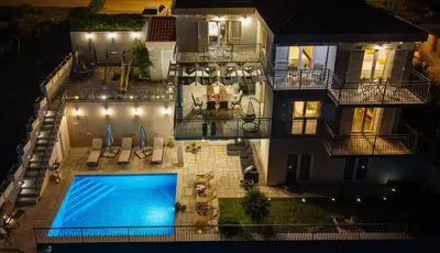 Bazen u objektu Villa S&A with heated private pool, 3 bedrooms, 3 bathrooms, playground ili u blizini