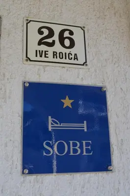 Certifikat, nagrada, logo ili neki drugi dokument izložen u objektu Rooms Hvar