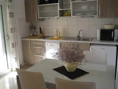 Kuhinja ili čajna kuhinja u objektu Ferienwohnung in Bol mit Meerblick, Terrasse, Klimaanlage, W-LAN (3417-2)