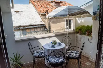 Popločani dio dvorišta ili vanjski dio objekta Apartments Ela