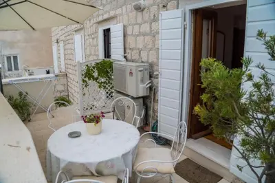 Popločani dio dvorišta ili vanjski dio objekta Apartments Ela