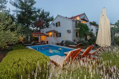 Bazen u objektu House Sanda ili u blizini