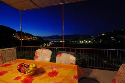 Pogled na planine ili pogled na planine iz vikendica