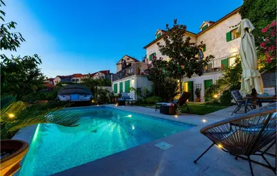 Bazen u objektu Beautiful Home In Postira ili u blizini