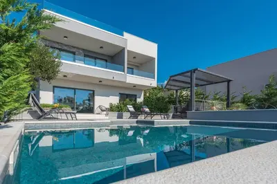 Bazen u objektu Villa Kuk with heated salt water pool - Makarska ili u blizini
