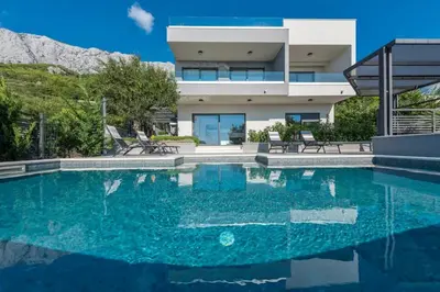 Bazen u objektu Villa Kuk with heated salt water pool - Makarska ili u blizini