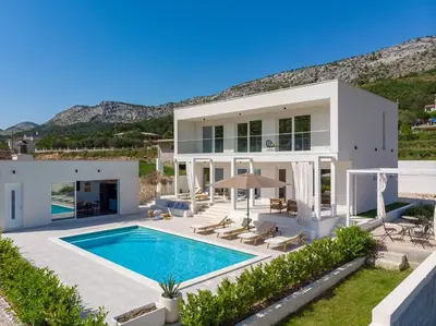 Bazen u objektu Villa Zen with 4 bedrooms, private 32 sqm pool, summer kitchen, 7 km from the beach ili u blizini