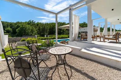 Bazen u objektu Villa Zen with 4 bedrooms, private 32 sqm pool, summer kitchen, 7 km from the beach ili u blizini