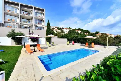Bazen u objektu Bretia Apartments ili u blizini