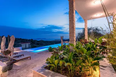 Bazen u objektu Vidikovac Levanda Luxury Apartments ili u blizini