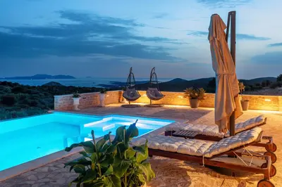 Bazen u objektu Vidikovac Levanda Luxury Apartments ili u blizini
