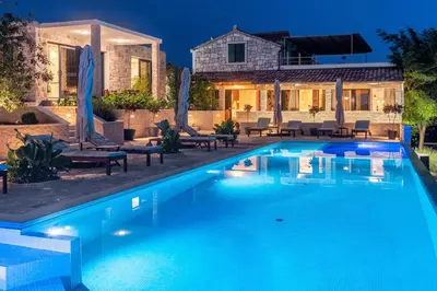 Bazen u objektu Vidikovac Levanda Luxury Apartments ili u blizini