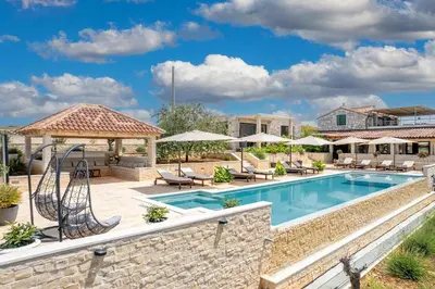 Bazen u objektu Vidikovac Levanda Luxury Apartments ili u blizini