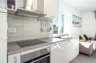 Kuhinja ili čajna kuhinja u objektu Olive Eden Holiday Home