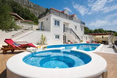 Bazen u objektu VILLA MAJA with whirlpool, heated pool, gym, sauna, panoramic sea views ili u blizini
