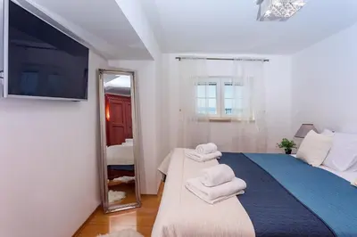 Krevet ili kreveti u jedinici u objektu VILLA MAJA with whirlpool, heated pool, gym, sauna, panoramic sea views