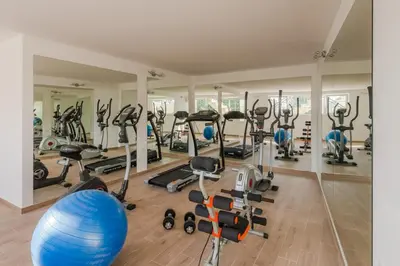 Fitness centar i/ili fitness sadržaji u objektu VILLA MAJA with whirlpool, heated pool, gym, sauna, panoramic sea views