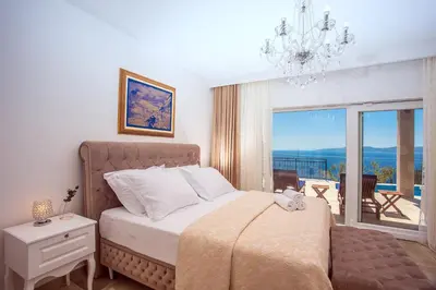 Krevet ili kreveti u jedinici u objektu Villa Porto Mimice, 40sqm Heated Private Pool, 4 bedrooms, Sauna, Gym, Billiard