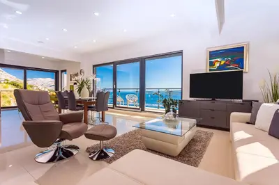 TV i/ili zabavni centar u objektu Villa Mia with private pool, Whirlpool, gym, sauna, seaviews