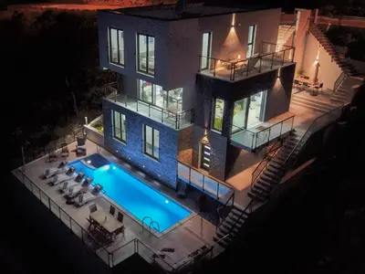 Bazen u objektu Villa Mia with private pool, Whirlpool, gym, sauna, seaviews ili u blizini
