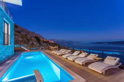 Bazen u objektu Villa Mia with private pool, Whirlpool, gym, sauna, seaviews ili u blizini