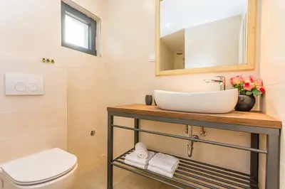 Kupaonica u objektu Villa Perla Blu with 4 bedrooms, heated pool, jacuzzi, 50m from beach