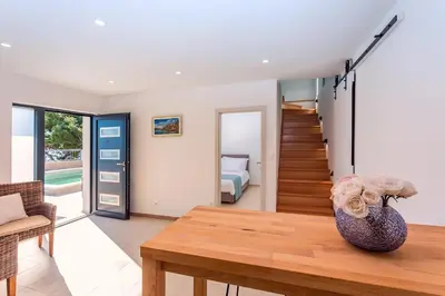 TV i/ili zabavni centar u objektu Villa Perla Blu with 4 bedrooms, heated pool, jacuzzi, 50m from beach