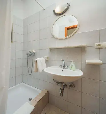 Kupaonica u objektu Apartments and rooms by the sea Duce - Omis - 18155