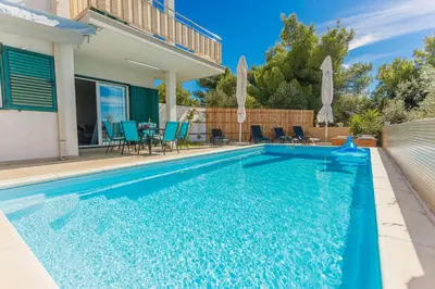 Bazen u objektu Villa NONO Jure - Private Pool & Jacuzzi, Milna Brač ili u blizini